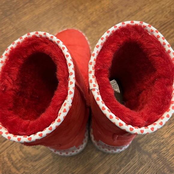 UGG CLASSIC SHORT HEARTS RED SHEARLING LINED BOOTS US 3 - Picture 3 of 6